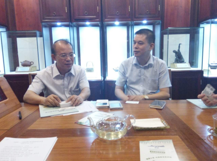  長春市副市長張敬安（左）與仟億達(dá)（831999）董事長鄭兩斌（右）進行洽談