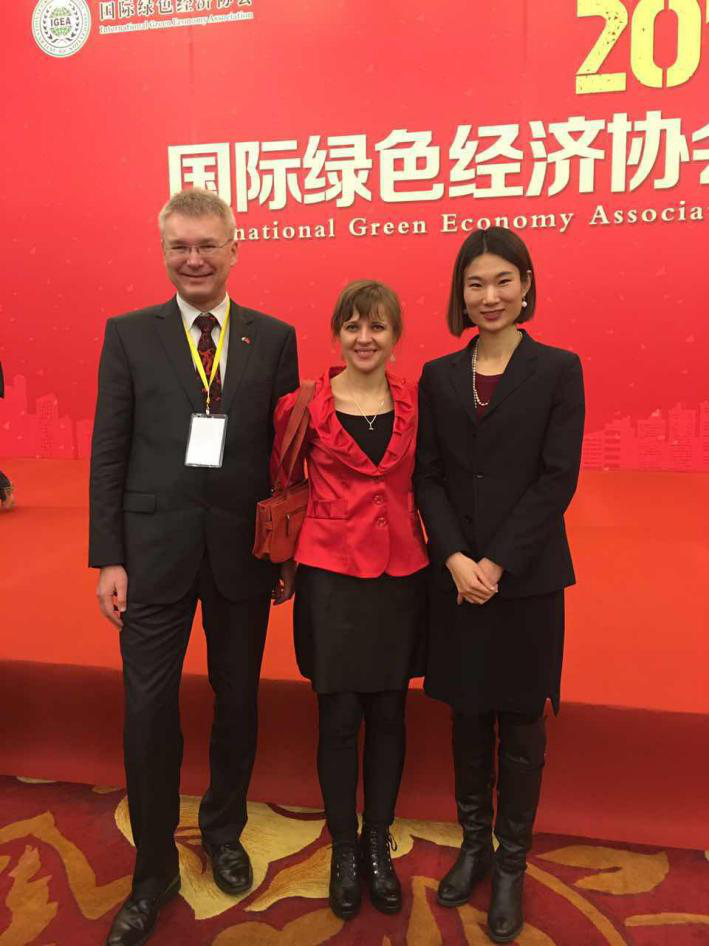  捷斯中合作協(xié)會監(jiān)事會員Rudolf Zachoval（左一）、Sarka Zhang（左二）與 仟億達(dá)劉總（右一）合影