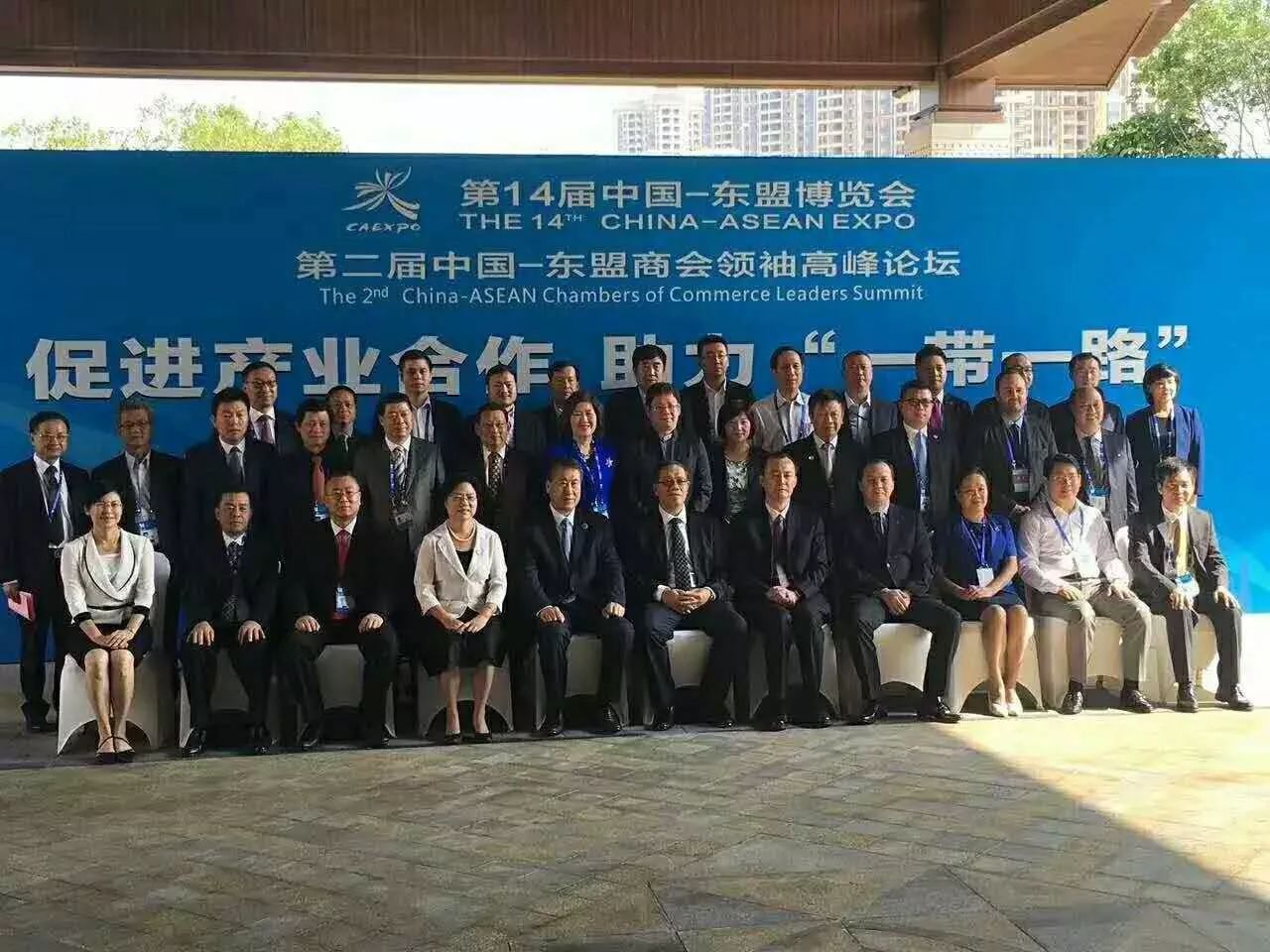 全國工商聯(lián)副主席黃榮(首排右5)、廣西壯族自治區(qū)副主席陳剛(首排右6)與仟億達集團董事長鄭兩斌(三排左3)等嘉賓合影